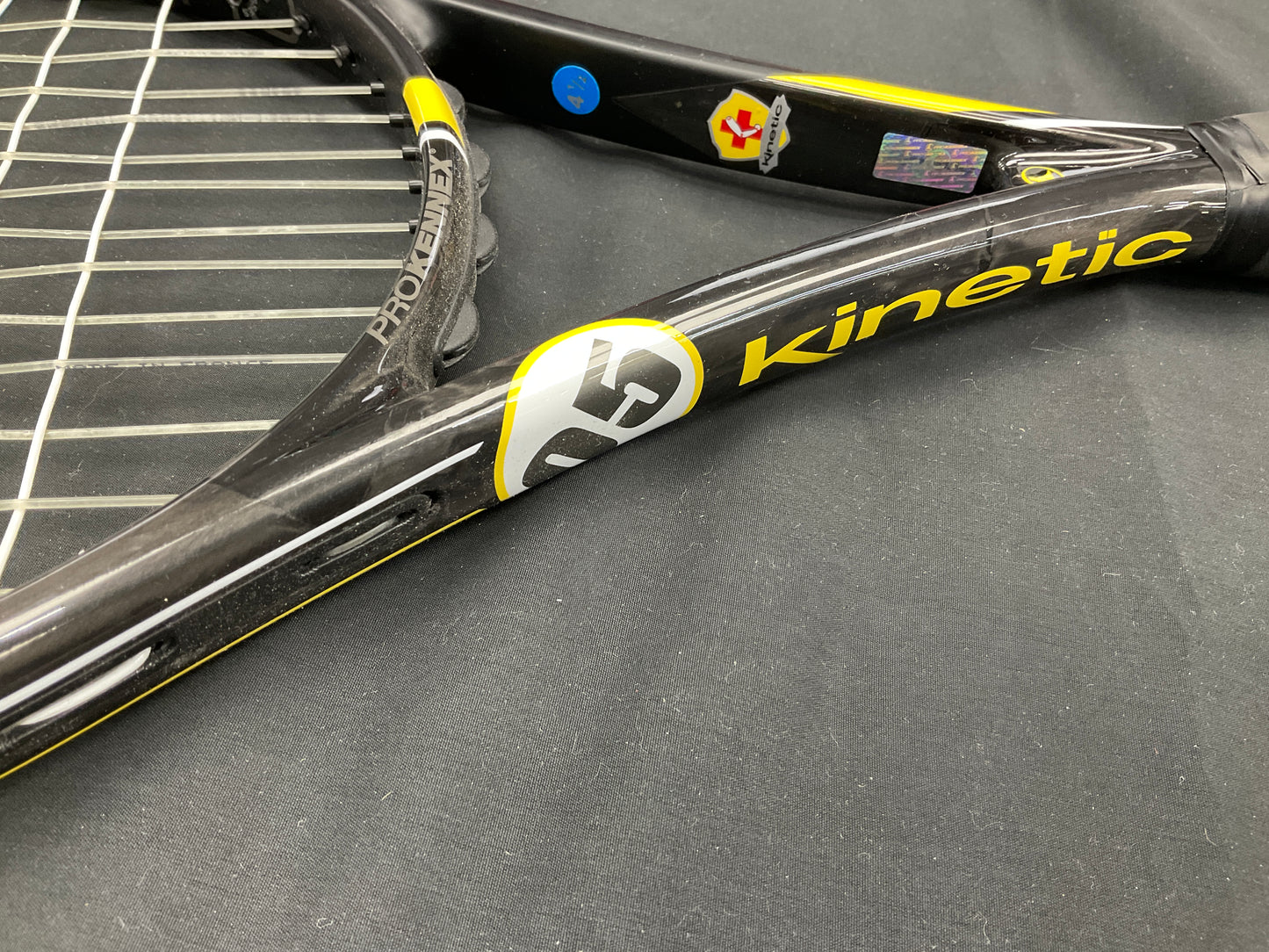 Pro Kennex Kinetic Q+5X Pro - 4 1/2 Grip Size