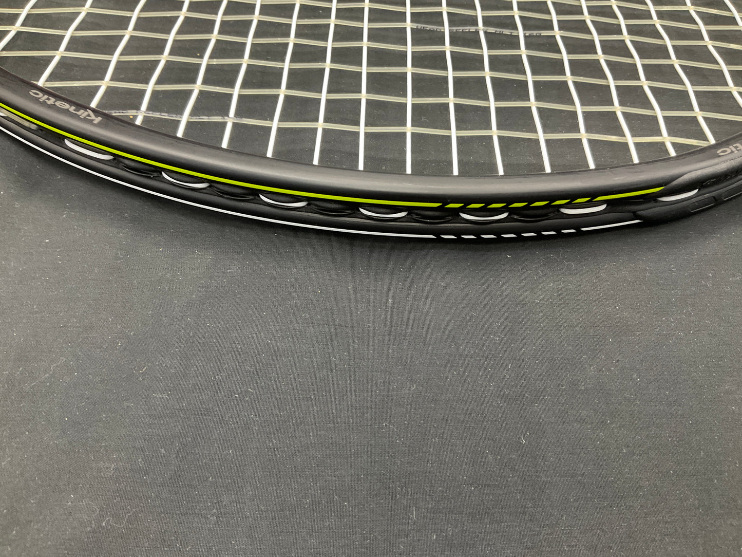 Pro Kennex Kinetic Q+ Tour - 4 1/2 Grip Size