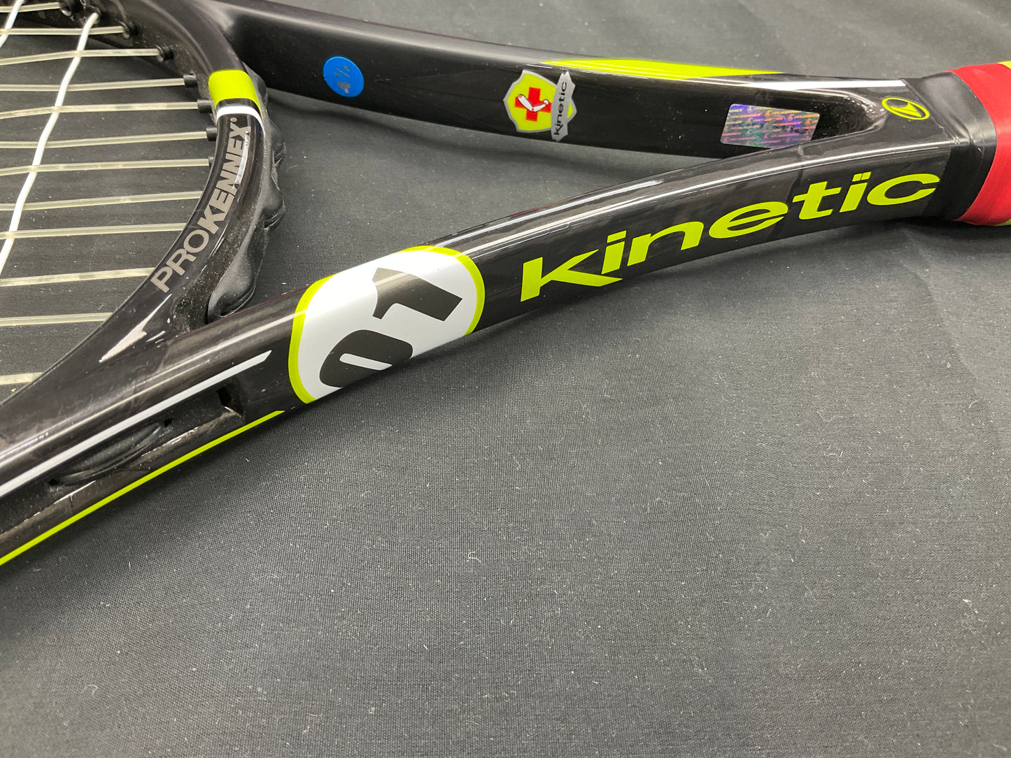 Pro Kennex Kinetic Q+ Tour - 4 1/2 Grip Size